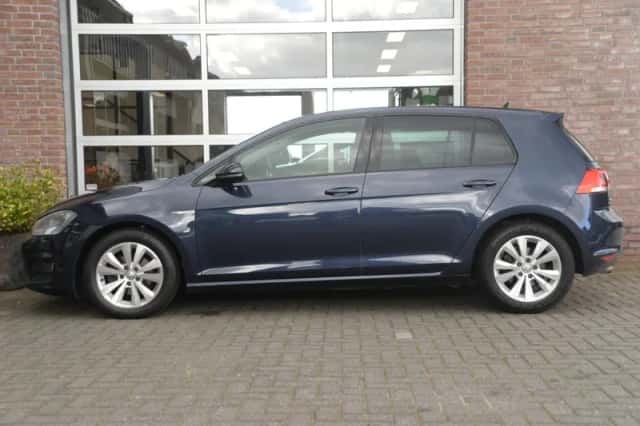 Volkswagen Golf (2015) thumbnail 5