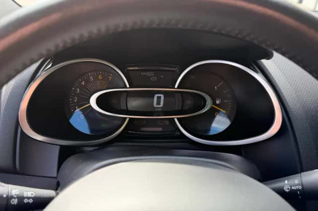 Renault Clio (2015) thumbnail 3