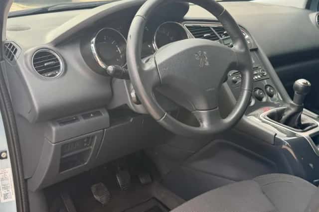 Peugeot 5008 (2010) thumbnail 2