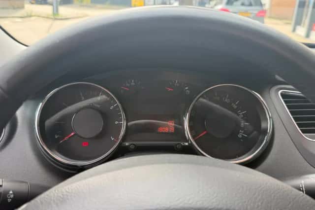 Peugeot 5008 (2010) thumbnail 3