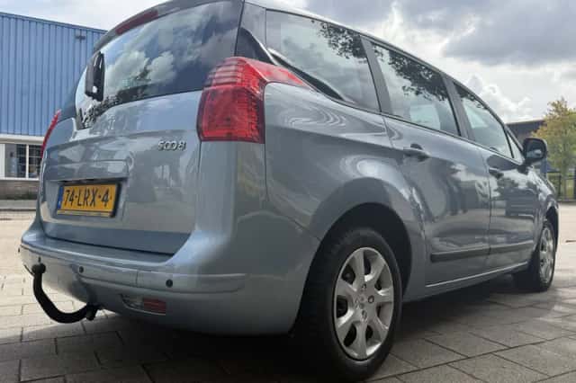 Peugeot 5008 (2010) thumbnail 4