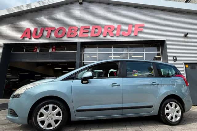 Peugeot 5008 (2010) thumbnail 6
