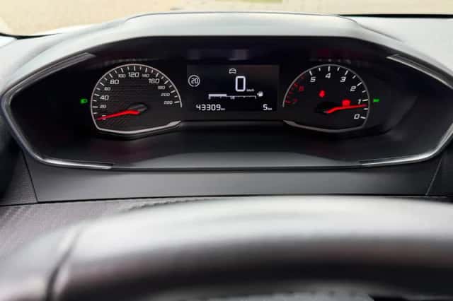 Peugeot 208 (2023) thumbnail 3