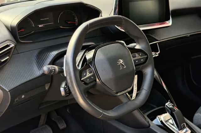 Peugeot 2008 (2021) thumbnail 2