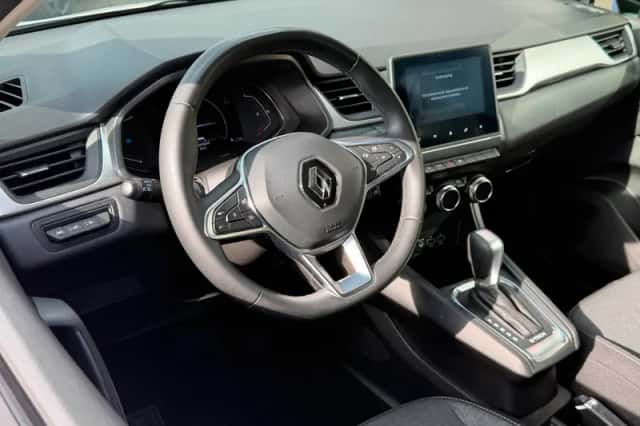 Renault Captur (2022) thumbnail 2