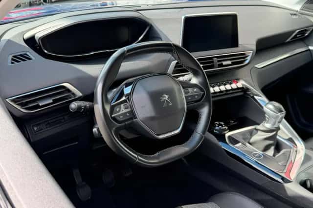 Peugeot 3008 (2018) thumbnail 2