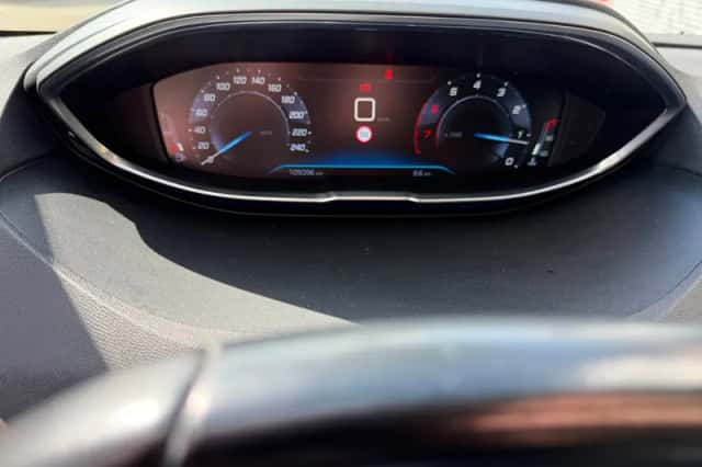 Peugeot 3008 (2018) thumbnail 3