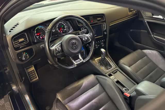 Volkswagen Golf (2015) thumbnail 3