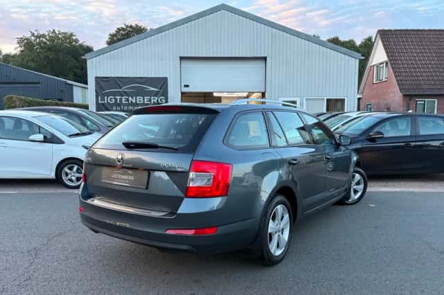Škoda Octavia (2015) thumbnail 2