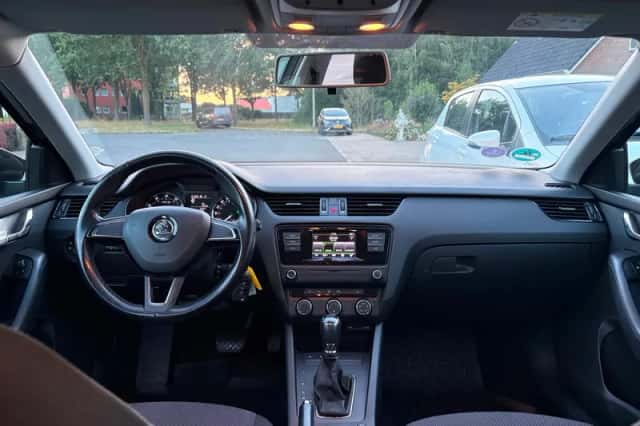Škoda Octavia (2015) thumbnail 3