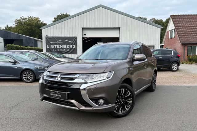 Mitsubishi Outlander (2015) thumbnail 1