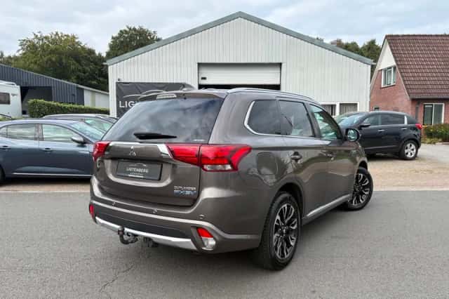 Mitsubishi Outlander (2015) thumbnail 2