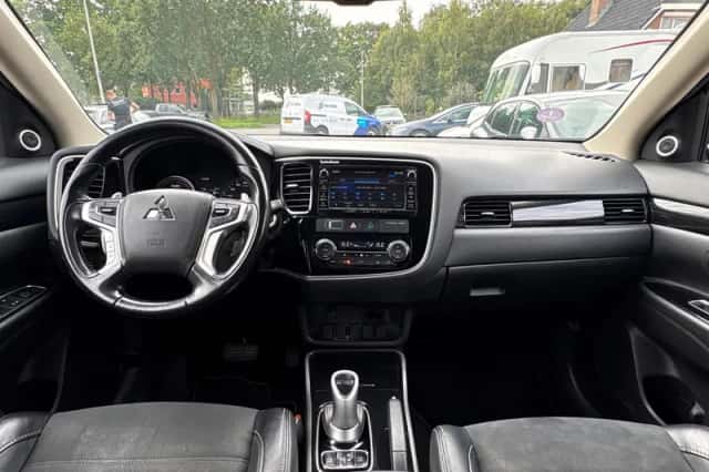 Mitsubishi Outlander (2015) thumbnail 3