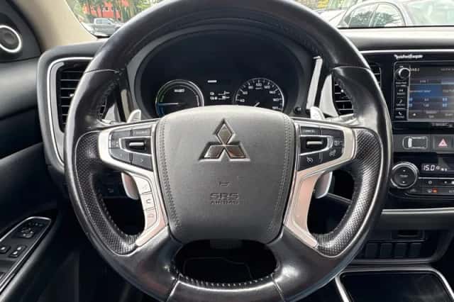 Mitsubishi Outlander (2015) thumbnail 4