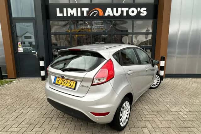 Ford Fiesta (2013) thumbnail 2