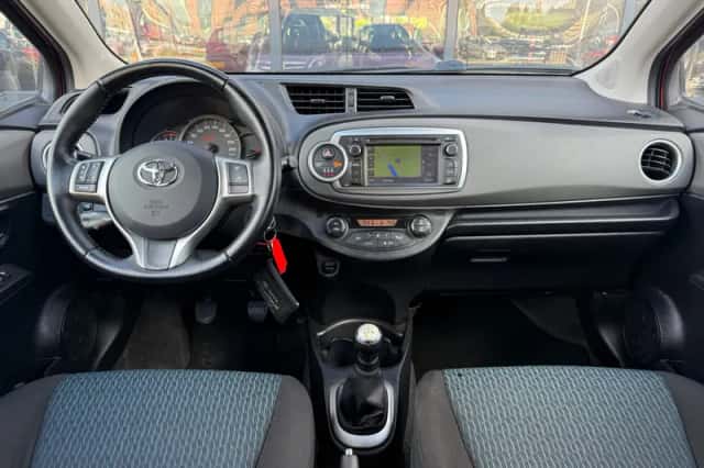 Toyota Yaris (2012) thumbnail 3