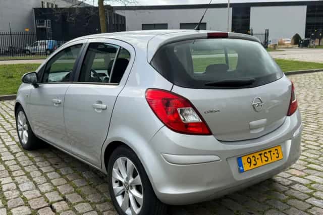 Opel Corsa (2012) thumbnail 3