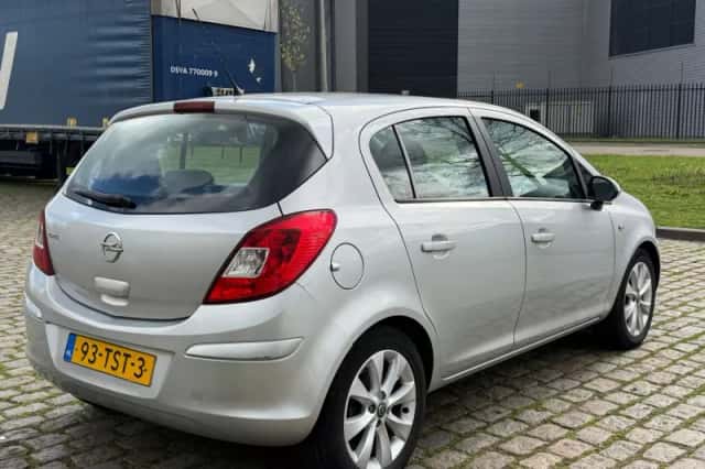 Opel Corsa (2012) thumbnail 4