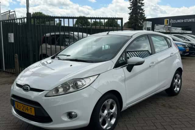 Ford Fiesta (2010) thumbnail 2