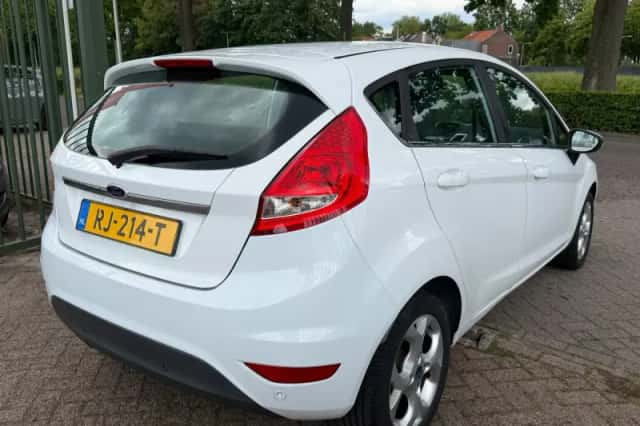 Ford Fiesta (2010) thumbnail 3