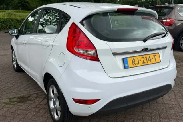 Ford Fiesta (2010) thumbnail 4