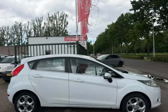 Ford Fiesta (2010) thumbnail 5
