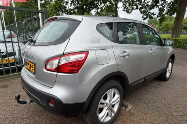 Nissan Qashqai (2011) thumbnail 3