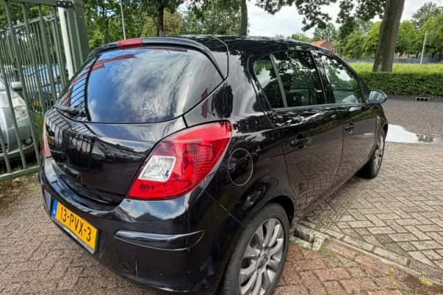 Opel Corsa (2011) thumbnail 3