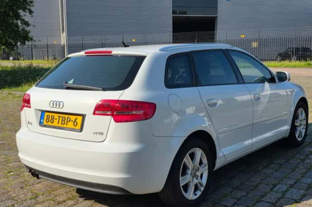 Audi A3 (2012) thumbnail 3