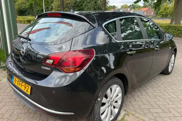 Opel Astra (2012) thumbnail 3