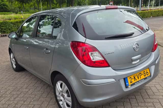 Opel Corsa (2013) thumbnail 3