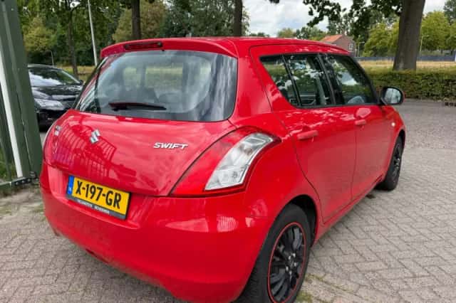 Suzuki Swift (2012) thumbnail 4