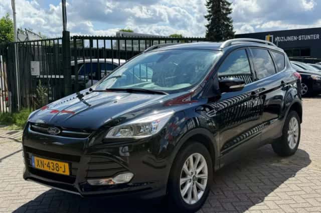 Ford Kuga (2015) thumbnail 2