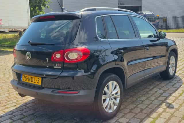 Volkswagen Tiguan (2010) thumbnail 3