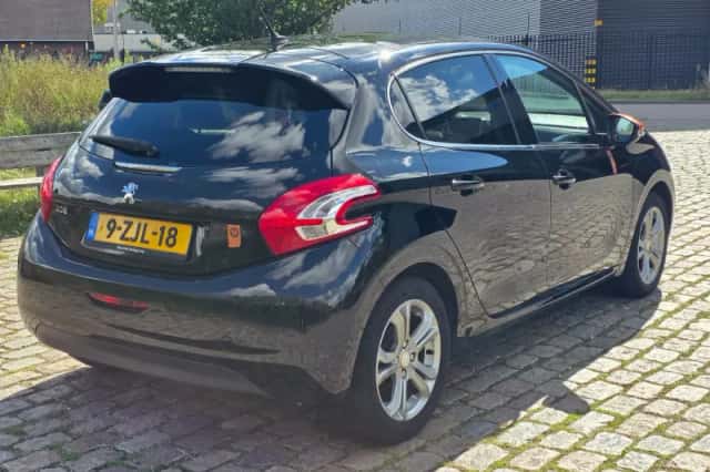 Peugeot 208 (2015) thumbnail 4