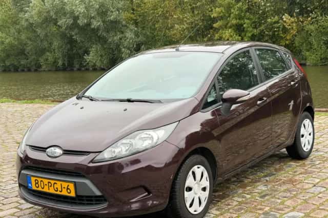 Ford Fiesta (2011) thumbnail 2