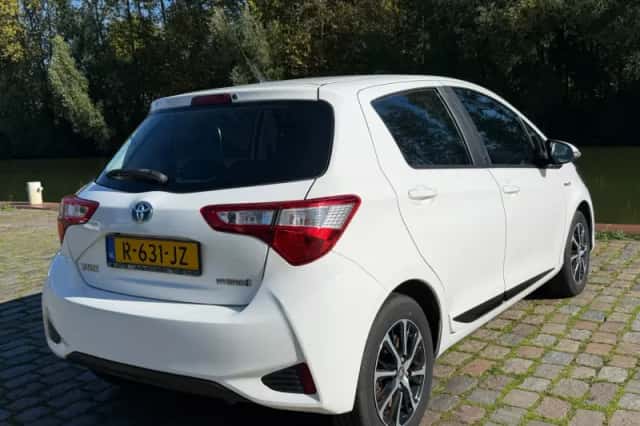 Toyota Yaris (2018) thumbnail 3