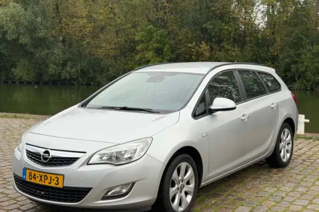 Opel Astra (2012) thumbnail 2