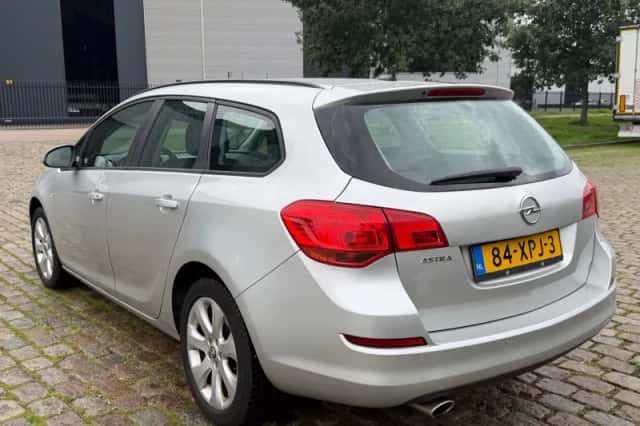 Opel Astra (2012) thumbnail 3