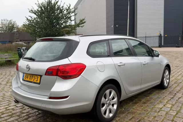 Opel Astra (2012) thumbnail 4