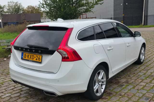 Volvo V60 (2013) thumbnail 3