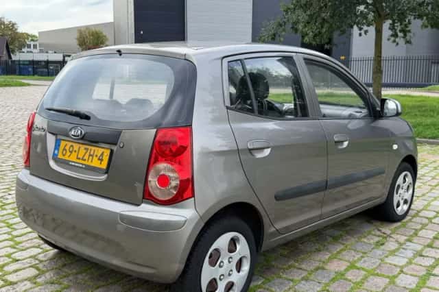 Kia Picanto (2010) thumbnail 3