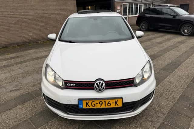 Volkswagen Golf (2010) thumbnail 2