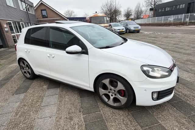 Volkswagen Golf (2010) thumbnail 3