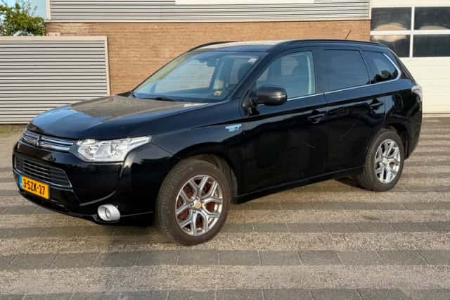 Mitsubishi Outlander (2013) thumbnail 1