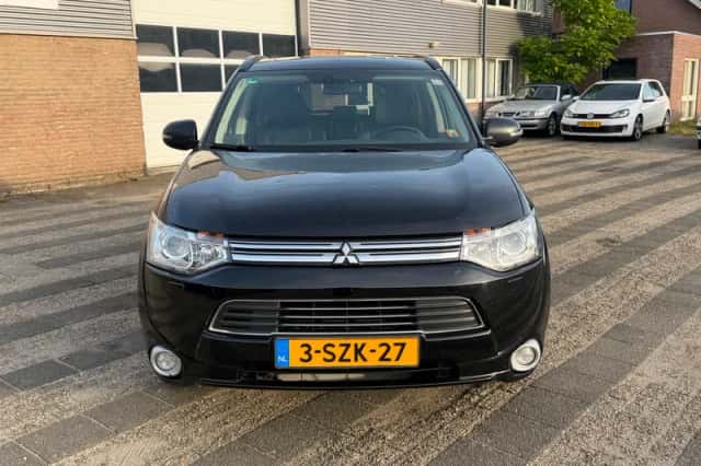 Mitsubishi Outlander (2013) thumbnail 2