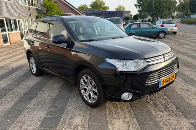 Mitsubishi Outlander (2013) thumbnail 3
