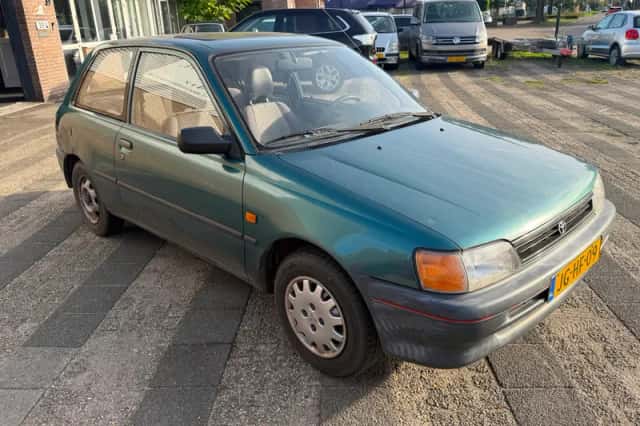 Toyota Starlet (1994) thumbnail 3