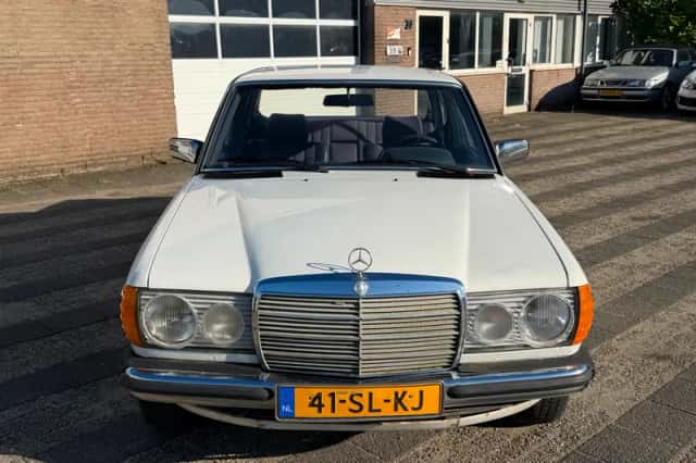 Mercedes-Benz 200-Serie (1981) thumbnail 2