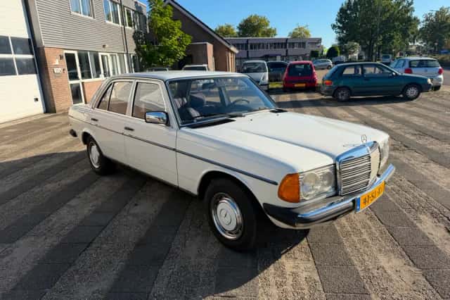 Mercedes-Benz 200-Serie (1981) thumbnail 3